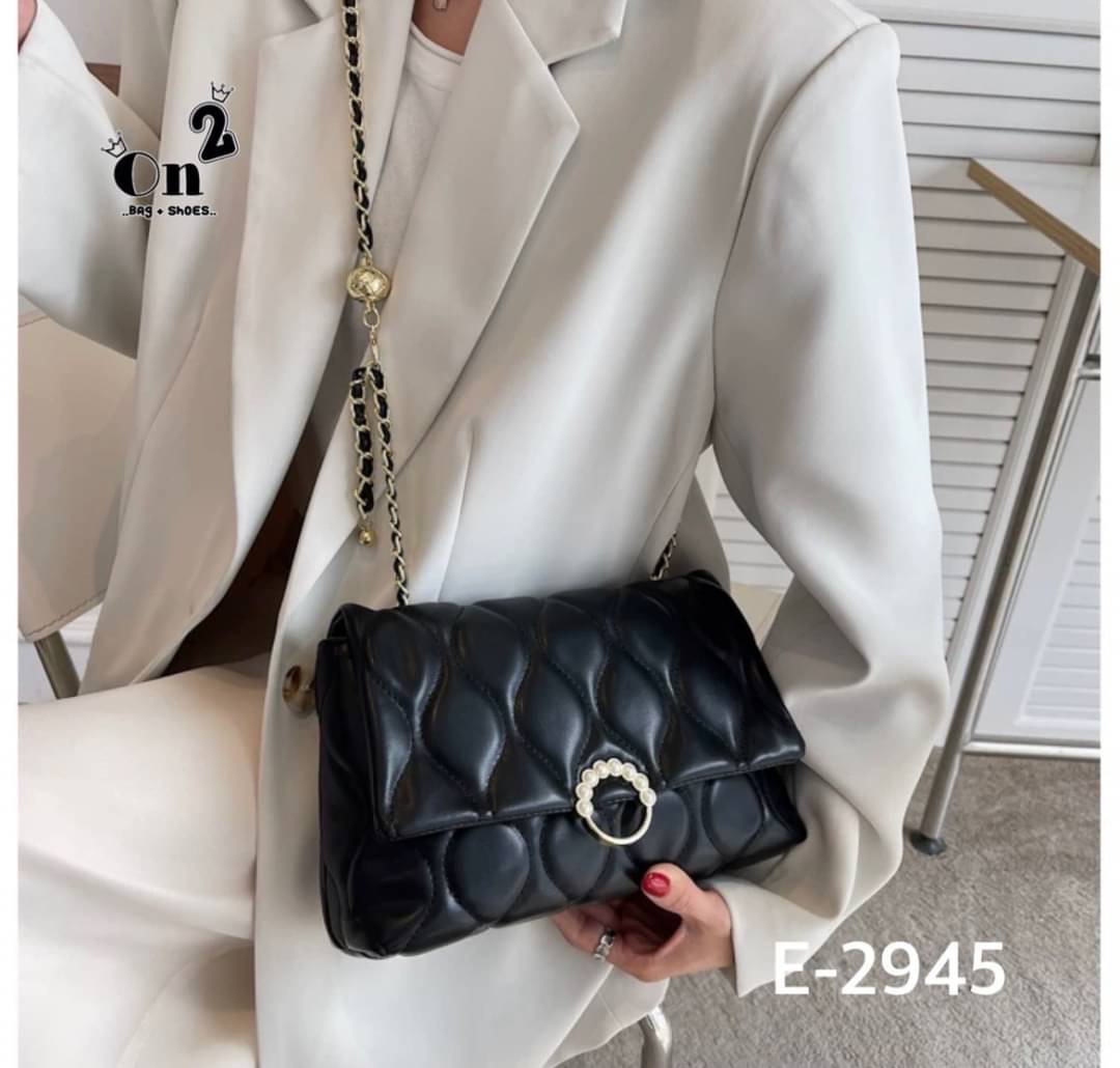 กระเป๋าสะพายมาใหม่ งานสไตล์แบรนด์ เปิดหน้า สายสะพายยาวแบบครอสบอดี้หรือดึงขึ้นสะพายข้างได้ค่ะ