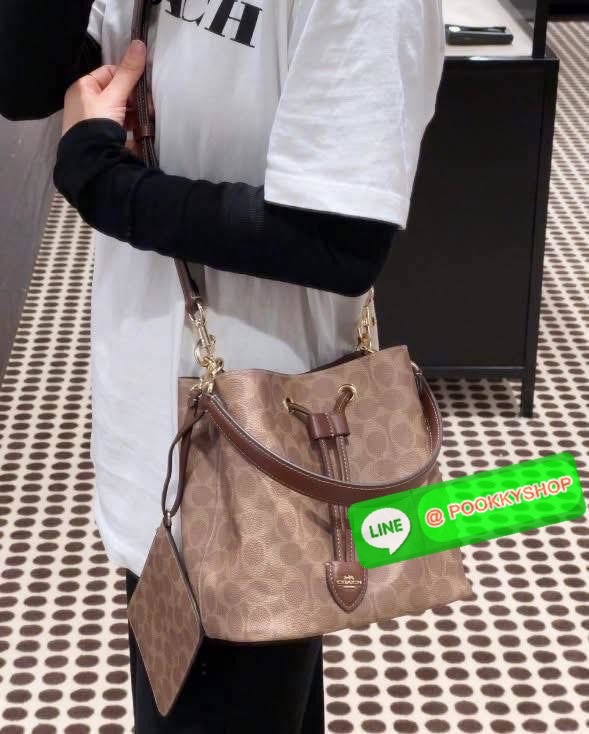 Coach Roan Bucket Bag Signature Canvas CBH07 กระเป๋าทรงบัคเก็ตใบเก๋ ดีไซน์คลาสสิก ลายซิกเนเจอร์สุดฮิต ใส่ได้ทุกโอกาส มาพร้อมสายสะพายปรับได้ ถอดได้ ใช้งานได้ทั้งสะพายไหล่ / crossbody / handheld