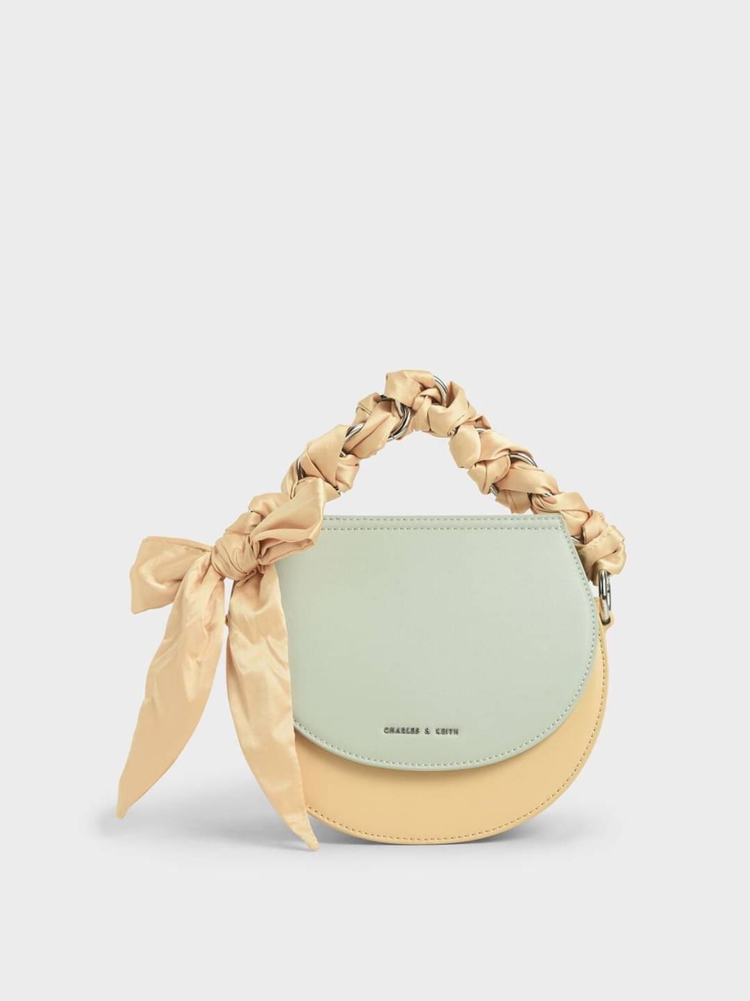 New arrival! Charles & Keith Satin Scarf Semi Circle Bag กระเป๋าสะพายหนังเรียบสีสวยหวานละมุนตุนมากกกกก❤️ แต่งโซ่พันซาตินเพิ่มลุคเก๋ให้กระเป๋า เปิดปิดแบบแม่เหล็กดูด ด้านในจุของได้เยอะทีเดียวจ้า สามารถใส่ iPhone plus, กระเป๋าเงินใบกลางได้ มีช่องซิป 1