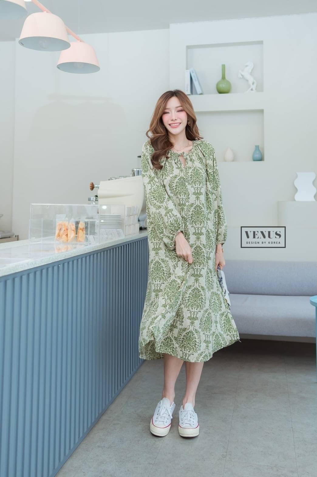 I'm Lady By Venus Flora MaxiDress แม๊กซี่เดรสแต่งแขนพอง ทรงปล่อยพิมพ์ลายดอกไม้ งานสวยน่ารักมากๆคะ ใส่สบายสุดๆคะ มาพร้อมกับสายผูกเอวเข้าชุดกันคะ แม๊ทกับรองเท้าผ้าใบก็น่ารักคะ