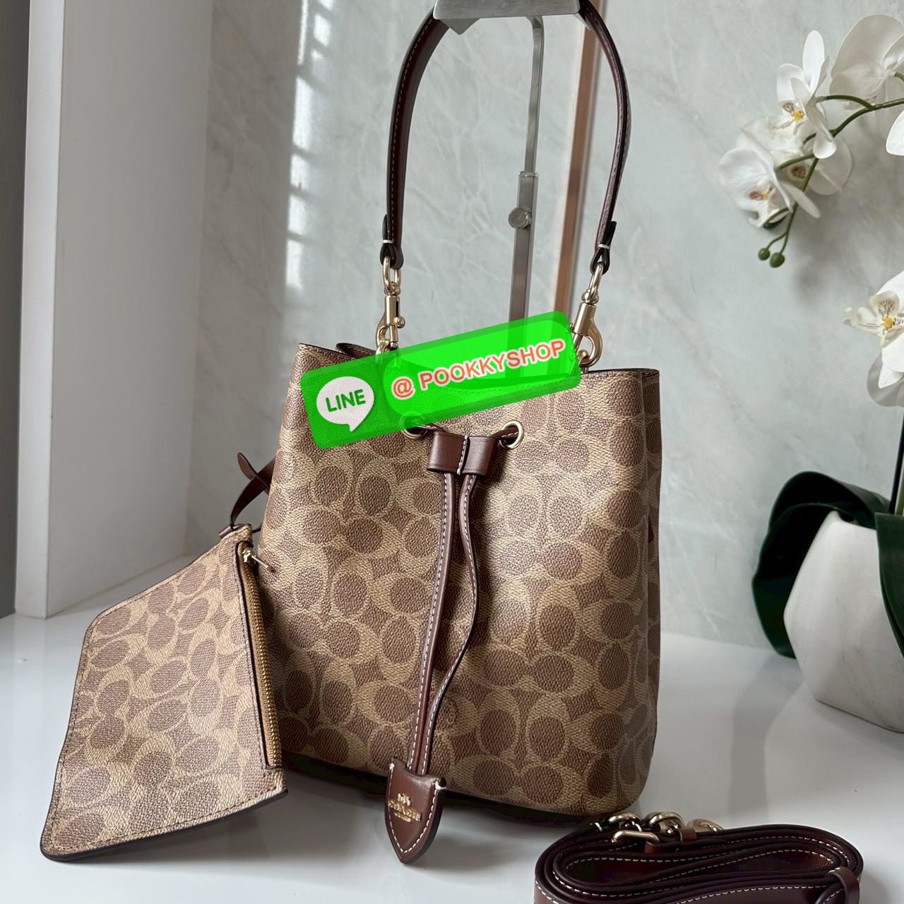 Coach Roan Bucket Bag Signature Canvas CBH07 กระเป๋าทรงบัคเก็ตใบเก๋ ดีไซน์คลาสสิก ลายซิกเนเจอร์สุดฮิต ใส่ได้ทุกโอกาส มาพร้อมสายสะพายปรับได้ ถอดได้ ใช้งานได้ทั้งสะพายไหล่ / crossbody / handheld