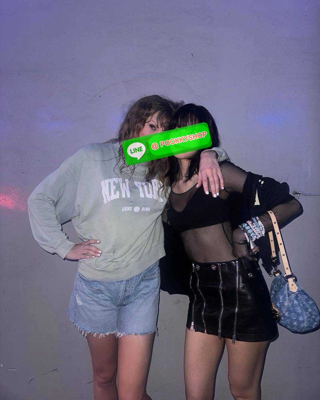 LV sunset monogram denim bag 🔆 Details แรงมากฉุดไม่อยู่ กับกระแสคอลใหม่ lvremix ดีไซน์แบบตัวมัม y2k รูปทรง baguette สวยดูแพง ใบนี้ก็ฉ่ำสุดๆ เป็นกระเป๋าสะพายไหล่ ที่สามารถปรับเป็นสะพายข้างได้