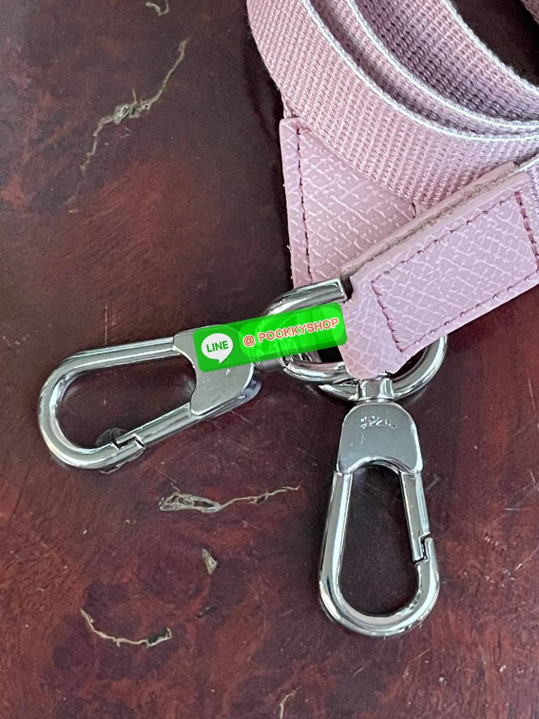 Longchamp LE PLIAGE PRINTEMPS/ÉTÉ 2021 TOP HANDLE BAG พบกับคอลเลคชั่นใหม่ล่าสุด ต้อนรับฤดูใบไม้ผลิ มีดีไซน์ที่เรียบหรูและคลาสสิก แฝงด้วยลูกเล่นแบบเฟมินีน แถมยังมีน้ำหนักเบาอย่างไม่น่าเชื่อ มาพร้อมกับหูจับกระเป๋าคู่และฝาปิดแบบกระดุม กระเป๋าถือใบนี้สามารถใช