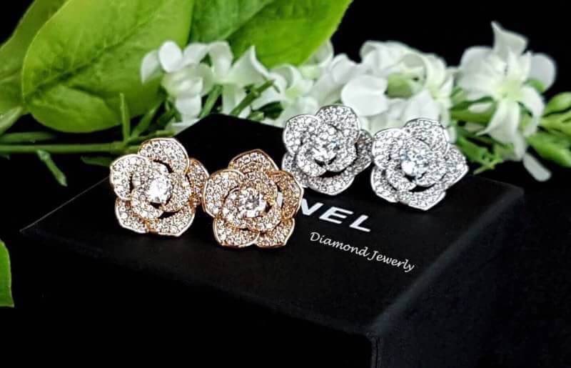 New arrival. !! ต่างหูดอกไม้ งานเพชร CZ แท้ งานสวยมาก รุ่นนี้สวยฟรุ้งฟริ้งมากๆนะคะ ใช้เพชรเยอะ ดีไซส์สวยเก๋ค่ะ งานแนวจิวเวอรี่ จัดกันเลยค่ะ มาน้อยสวยเยอะน้าา เพชรละเอียดวิ้งมากกกกกๆๆๆๆ ค่ะ