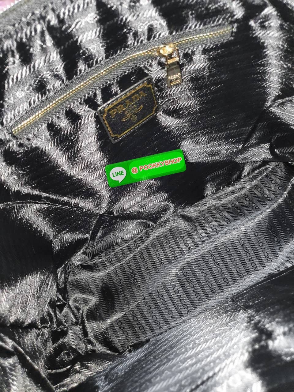 รุ่นยอดฮิต !!! ปังปุริเย่ 🎉🎉 กระเป๋าทรง TOTE BAG จากงานพรีเมี่ยมกิ้ฟ จากเคาเตอร์ต่างประเทศ มาแล้วค่า กระเป๋าใบใหญ่ทรงหรู จากแบรนด์ PRADA เป็น กระเป๋าผ้าไนล่อน ตกแต่งรอบใบได้ สวยมาก ด้านในมีช่องซิปและช่องใส่ของ เป็นสัดส่วน มีช่องหลักและมีช่