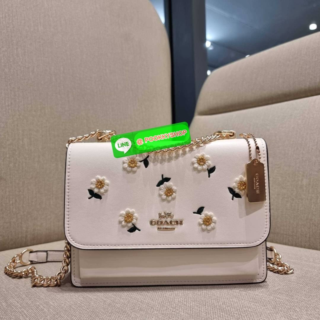 COACH C2858 KLARE CROSSBODY WITH DAISY EMBROIDERY ดอกเดซี่ฮิตไม่หยุดยั้ง!! ขายดิบขายดีทุกคอลเลคชั่น รอบนี้มาให้ได้ใช้งานง่ายกว่าเดิม กับกระเป๋าสะพายข้าง โทนสีละมุนลูกคุณหนู ดีไซน์ปักดอกเดซี่เพิ่มลูกเล่น ให้มีสีสัน วัสดุหนังแท้เต็มใบ สายสะพายโซ่สลับหนัง สะ