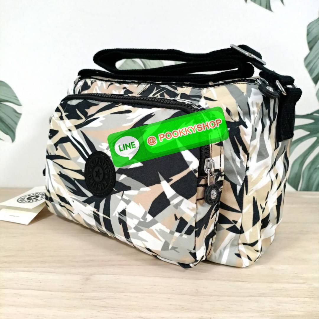 KIPLING RETH CROSSBODY BAG วัสดุ Nylon+polyester กระเป๋าสะพายข้างหรือ สะพาย Crossbody ได้ เปิด-ปิด ด้วยซิปปั๊มแบรนด์ที่หางซิป พร้อมช่องช่องหน้าแยกใส่ของใช้เล็กๆ น้อยๆ ได้ ช่องหลัก 2 ช่อง ด้านในโล่งกว้าง สามารถจุสัมภาระได้เยอะ มีช่องซิปด้านในและสายคล้องพวง