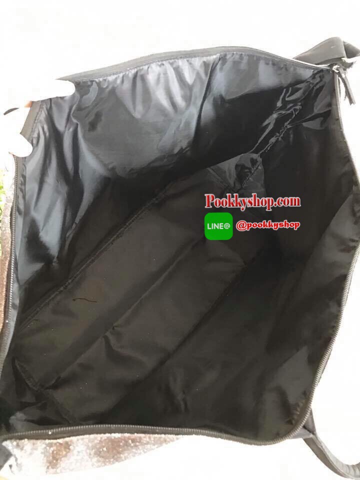 👜Victorias Secret Limited Edition Weekender Tote Bag Silver Glitter XL Zipper กระเป๋าสะพายไซส์ XL สวยเด่นสะดุดตาสีบรอนซวิ้ง ด้านหน้ามีโลโก้อักษรสีดำ ตัดกับสีกระเป๋าอย่างสวยงาม เปิดปิดซิป ภายในกว้างขว้างมาก จุเสื้อผ้าไปเที่ยว ตจว. ได้ประมาน 3-4 วัน