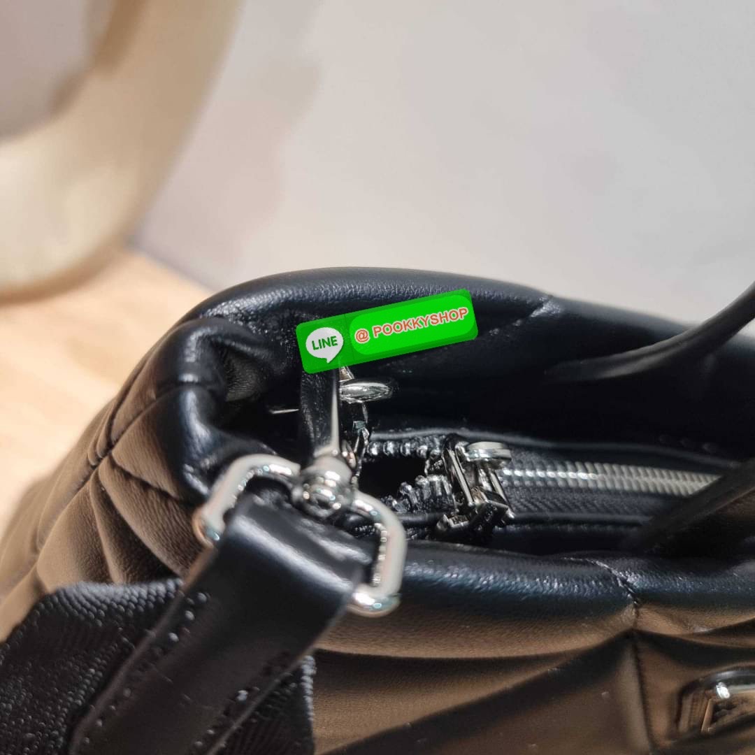 PRADA LEATHER PADDED BAG ใหม่ล่าสุด กับคอลเลคชั่นที่ทำออกมาตอบโจทย์ได้ทุกไลฟ์สไตล์ และเป็นยูนิเซ็กส์ กับกระเป๋าทรงโท้ท ขนาดกำลังดี วัสดุหนังแท้ ตัดเย็บเดินเส้นลายตาราง ปากกระเป๋ามีซิปเปิดปิด ภายในเป็นช่องโล่ง มีช่องแยกให้ มาพร้อมสะพายข้างและใบลูก ให้ได้สน