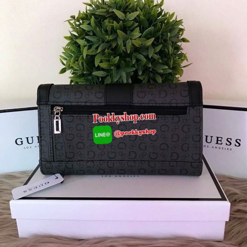Guess leather wallet กระเป๋าสตางค์ใบกลาง ด้านหน้าแต่งโลโก้แบรนด์โลหะสวยหรูลายซิกเนเจอร์ของแบรนด์ ภายในมีช่องใส่ธนบัตร บัตรต่างๆ ช่องใส่รูป มีช่องยาว 3 ช่อง ใส่ธนบัตร ด้านหลังมีช่องซิปใส่เหรียญ ปิดเปิดใช้งานสะดวก ถือถนัดมือ ขนาดกำลังพอเหมาะ ดีไซร์หรูสวยงาม