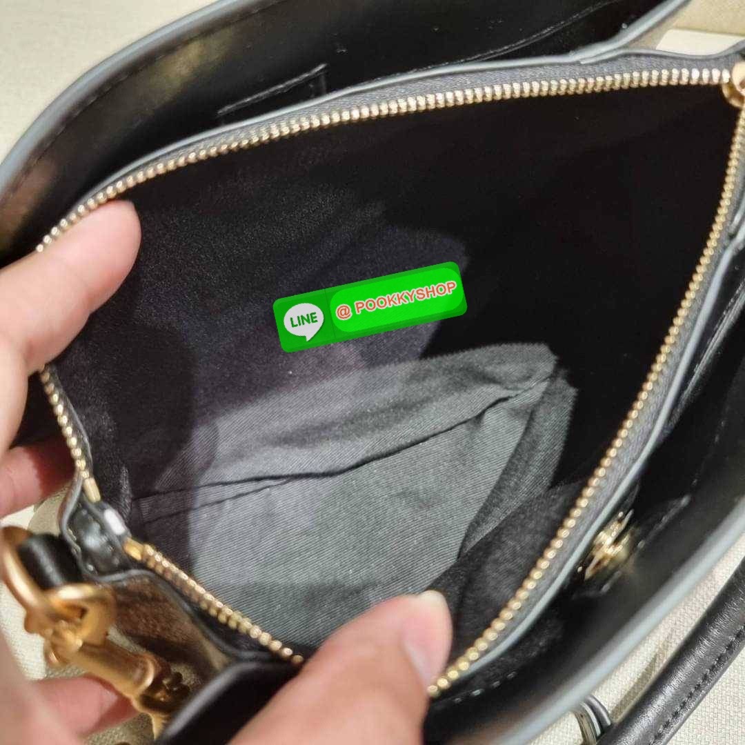 COACH F29434 MINI SAGE CARRYALL IN SIGNATURE CANVAS รุ่นยอดฮิต!! ที่สุดของกระเป๋าสะพายขายดี ต้องทรงถังมินิรุ่นนี้ วัสดุหนังแคนวาสเคลือบลาย สวย คลาสสิค มาพร้อมสายสะพายข้างและหูหิ้วในตัว ถอดออกถือคล้องแขนเก๋ๆ หรูๆยังได้ ภายในเป็นช่องโล่ง แบ่งสัดส่วนอย่างดี