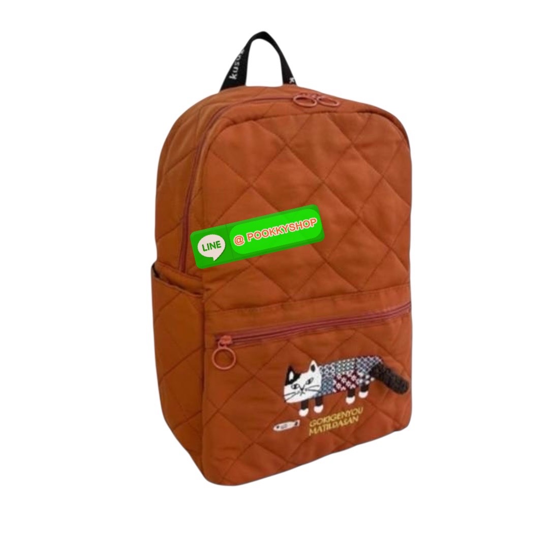 “ New Collection” 2025 Backpack Polyester Cat กระเป๋าควิลท์ใบนี้มีน้ำหนักเบา ใช้งานได้จริง และกันน้ำและคราบสกปรก โดดเด่นด้วยลายปักอันประณีตอันเป็นเอกลักษณ์ของ Matilda บนผ้าควิลท์เนื้อนุ่ม กระเป๋าใบนี้มาพร้อมเทปโลโก้และหูหิ้วพาราคอร์ดเพื่อรูปลักษณ์ที่โดดเด