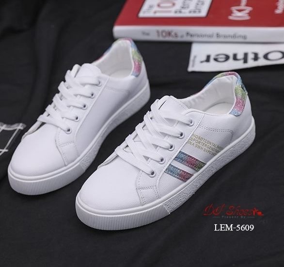 สินค้าพร้อมส่ง รองเท้าผ้าใบนำเข้า วัสดุผ้าหนัง PU ดีไซน์ด้านข้างตาดแถบเส้นกริตเตอร์ เล่นแสงเล็กน้อย แมทง่ายกับทุกชุดค่ะ