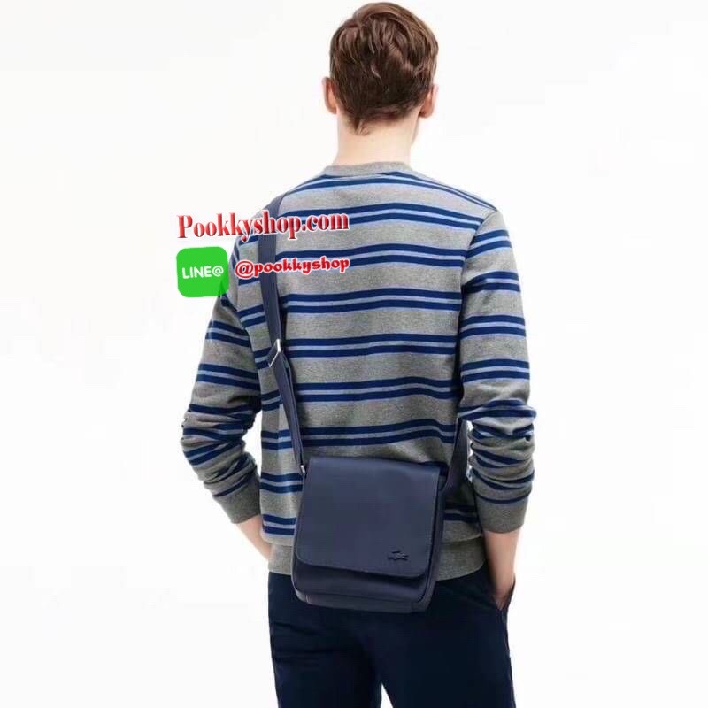 ลาคอส Classic Flap Crossover Bag จากแบรนด์ดัง หนังสวยงามตามแบบฉบับของแบรนด์ ด้านหน้ามีสัญลักษณ์จรเข้เป็นโลโก้แบรนด์ เปิดปิดด้วยกระดุมแม่เหล็ก ภายในมีช่องใส่ของเป็นสัดส่วน ขนาดกำลังดี ใส่ มินิipad , กระเป๋าสตาค์ยาวได้ สายสะพายยาวมปรับความยาวได้ฟร