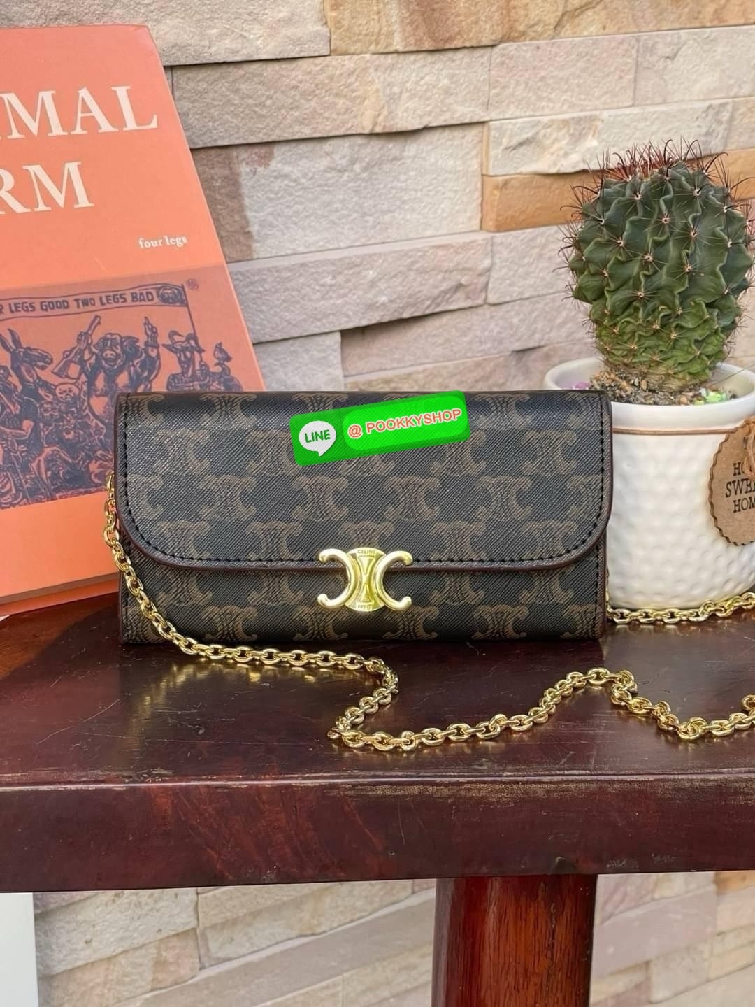 CELINE INSPIRED 2IN1 LONG WALLET ใครมีของที่ต้องจัดเก็บในปริมาณมาก จะต้องถูกใจกระเป๋าสตางค์ผู้หญิงใบนี้แน่นอน เนื่องจากมีช่องแยกย่อยสำหรับใส่ธนบัตร เหรียญ และบัตร รวมแล้วกว่า 10 ช่อง ให้คุณจัดเก็บของต่าง ๆ ได้เป็นสัดส่วน นอกจากนี้ ยังมีช่องใส่ของเบ็ดเตล็ด