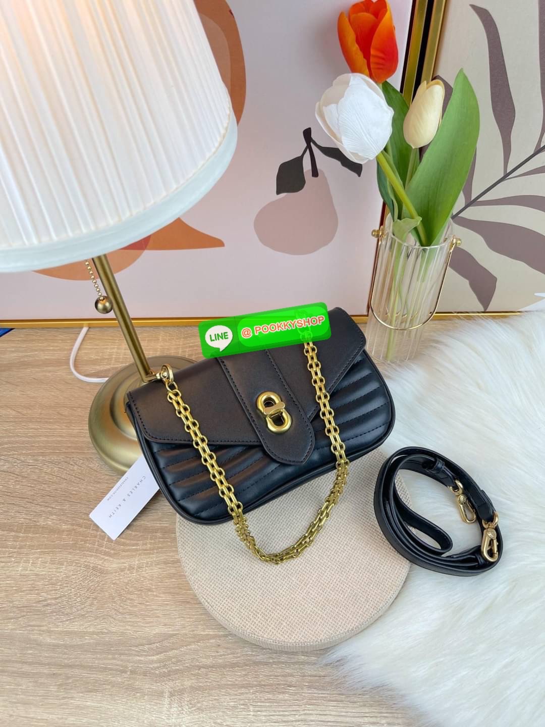 Charles & Keith Aubrielle Chain-Handle Panelled Crossbody Bag กระเป๋าสะพายข้างดีไซน์คลาสสิกขนาดกำลังพอเหมาะ ตัวกระเป๋าทำtextureลายนูนที่ด้านหน้าเพิ่มความโดดเด่น มาพร้อมสายสะพายโซ่สีทองหรูหราแบบคล้องแขน/คล้องไหล่และยังมีสายหนังสะพายยาวแบบปรับและถอดสายได้ ต