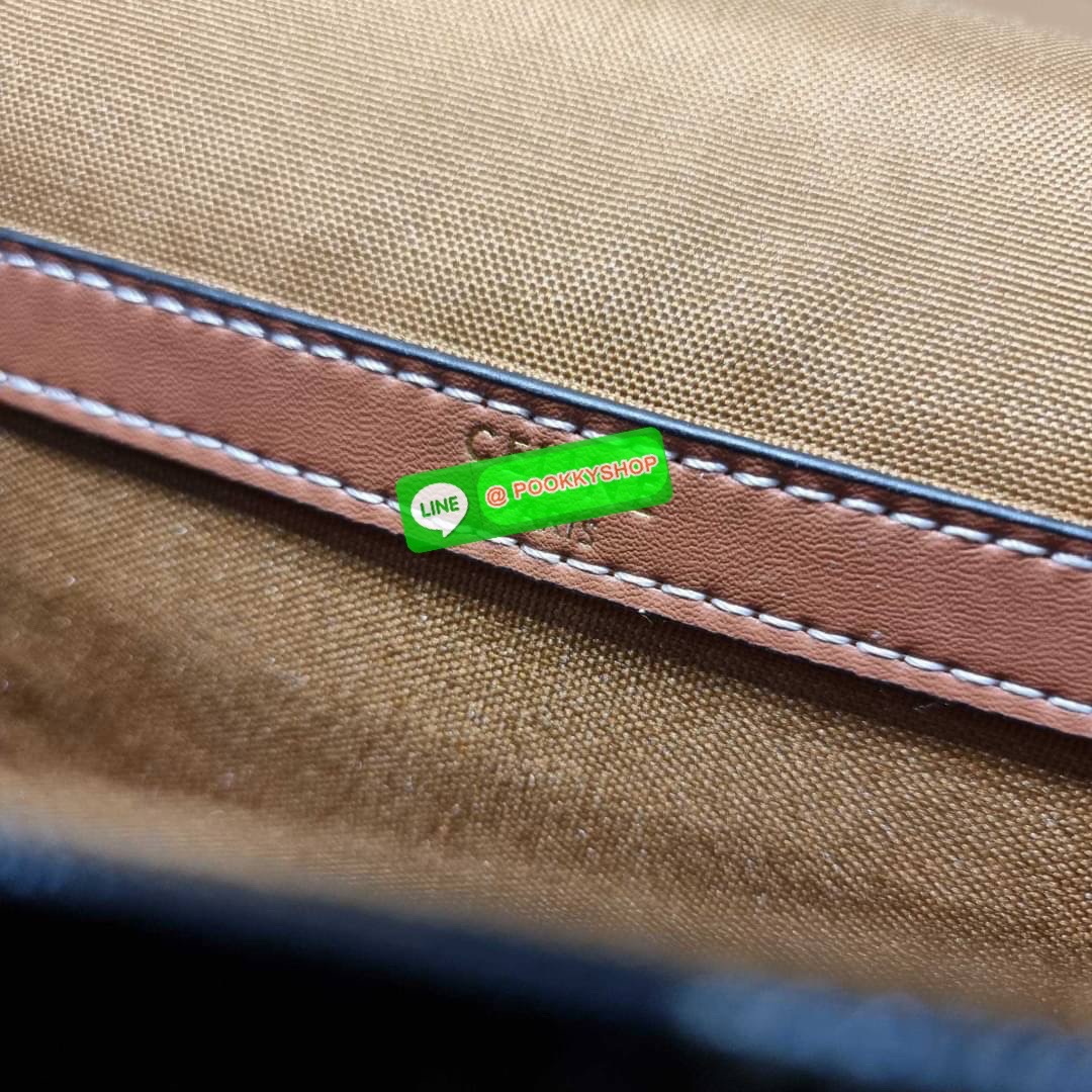 🔆 Model CELINE FOLCO SHOULDER BAG IN TRIOMPHE CANVAS 🔆 Details รุ่นยอดฮิต ขายดีไม่มีตก กับกระเป๋าสะพายข้าง ทรงสวยโดดเด่นเป็นเอกลักษณ์ ดีไซน์โค้งมนสวยงาม เปิด-ปิดกระเป๋าด้วยสายหนัง สายสะพายในตัว ปรับได้ ภายใรเป็นช่องโล่ง แบ่งสัดส่วนไว้อย่าง