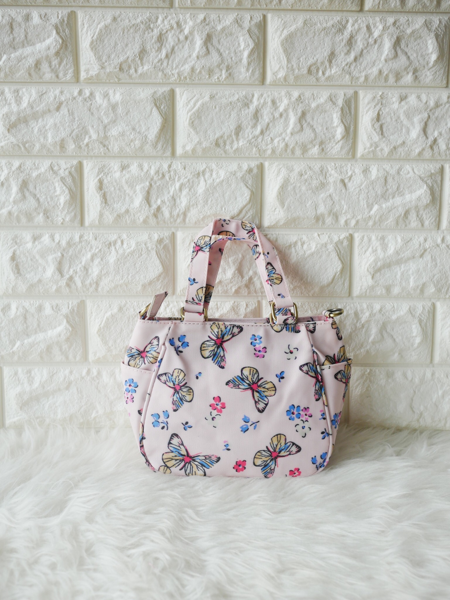 กลับมาทวงบังลังก์ความน่ารัก (cute) น้องเป๋าใบนี้ชื่อว่า (crown)SW 2660-1(crown) ขอมอบมงความคิ้วท์ให้ไปเลย ขนาดกำลังกะทัดรัด 16 x 18 x 9 ซม. (incoming call) ใส่มือถือได้ (wallet) ใส่กระเป๋าตังค์ได้ ใช้ออกงาน (romantic date) ใช้ออกเดท น้องน่ารักน่ารักจริงๆ