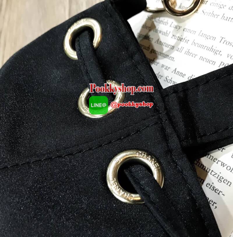 พร้อมส่งไอเท็มแนะนำ!!! Chanel Beaute Black Sequin Dreawstring Shopping Bag VIP GIFT Limited Edition ของแท้นำเข้าจากเคาน์เตอร์เครื่องสำอางค์ Chanel ขนาดกำลังดี น้ำหนักเบา ด้านหน้าประดับโลโก้แบรนด์สุดคลาสสิค เปิดปิดแบบหูรูด Drawstring พร้อมกระดุมแม่เหล็ก ซั