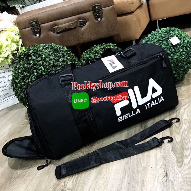 MUST HAVE! FILA LARGE TRAVEL BAG แบรนด์สัญชาติอิตาลีที่มีประวัติยาวนานกว่า 100 ปีมาแรงที่สุดในเกาหลีและไทยดีไซน์ Unisex ใช้ได้ทั้งชายหญิง ใบใหญ่จุใจ น้ำหนักเบา วัสดุ Nylon&Polyester100% กันน้ำ ด้านหน้ามีโล้โก้และช่องซิป เปิดปิดด้วยซิปสะดวกใช้ มีช่องใส่รอง