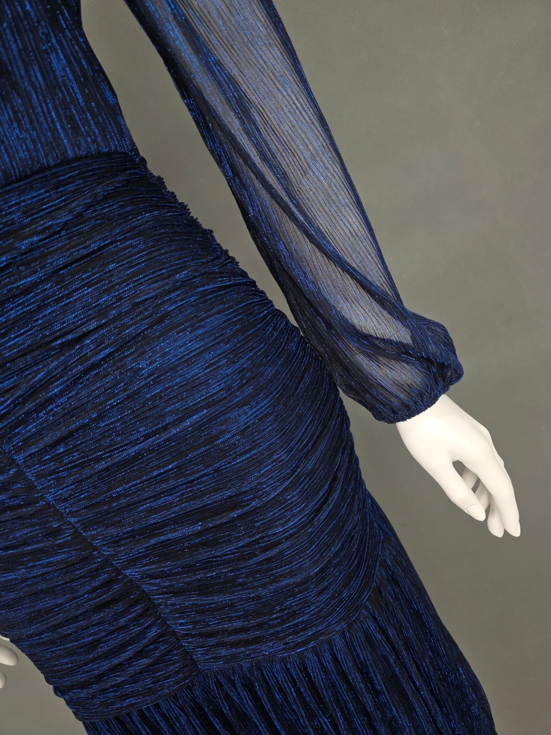 เดรสแฟชั่น เดรสเสื้อคอกลมแขนยาว กระโปรงทรงเข้ารูปจับเดรปตรงกลาง ต่อชายระบาย