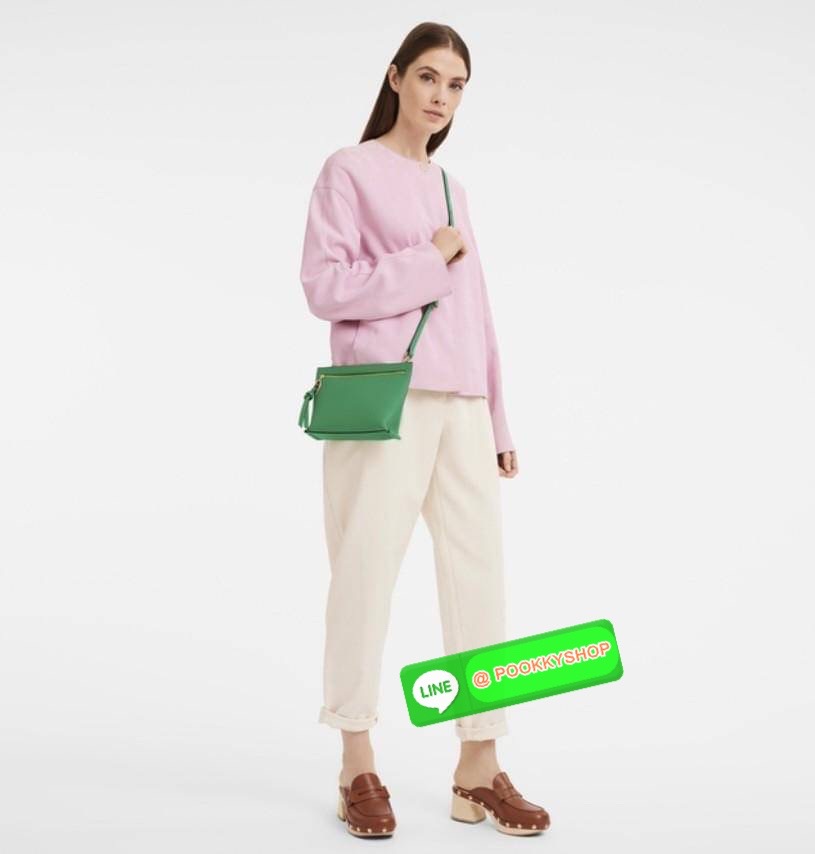 Longchamp MAILBOX Crossbody bag XS ดีไซน์ทรงคลัทช์ที่มีเส้นรูปทรงเรขาคณิตนี้จะรองรับสิ่งของจำเป็นทั้งหมดของคุณ มาพร้อมสายสะพายไหล่แบบปรับได้และถอดออกได้ สวมใส่ได้หลากหลายวิธีเพื่อเพลิดเพลินกับค่ำคืนของคุณอย่างอิสระ ได้แรงบันดาลใจมาจากMAILBOX การเย็บตะเข็บ