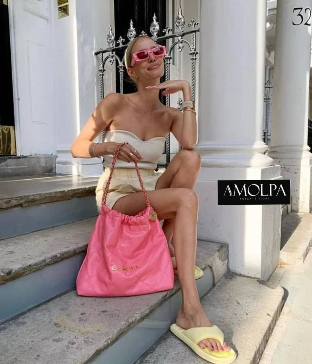 ต้องรีบจัดดด งานดี น้ำหนักดี ไม่เบา ไม่หนักจนเกินไป ไม่มีกลิ่นเหม็นของผ้า จัดเลยน๊า สวยม๊ากกกก กระเป๋า CHANEL 22 HANDBAG ใบสวยหรู หรูมากกก สวยยม๊ากกก งานเหมือนแท้ม๊ากก