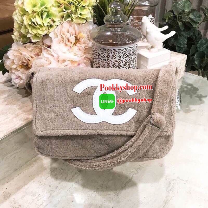 MUST HAVE! Chanel Beaute Crossbody Bag กระเป๋าถือหรือสะพายพรีเมี่ยมของเเท้จาก Chanel Cosmetic Counter VIP Gift รุ่นแนะนำวัสดุขนวูฟสีดำหนานุ่มตัดโลโก้แบรนด์หนังแก้วสวยโดดเด่น น้ำหนักเบา เปิดปิดด้วยฝาปิดกระดุมแม่เหล็ก ใบใหญ่กำลังดีใส่ ipad กระเป๋าสตางค์ใบยา