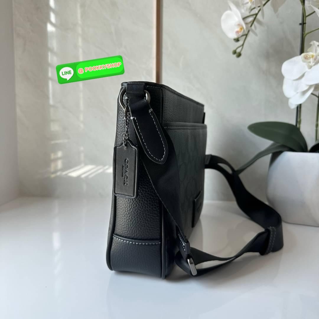 COACH DISTRICT CROSSBODY IN SIGNATURE CANVAS CH078 🔖กระเป๋าสะพายคอสบอดี้ทรงสีเหลี่ยม 🔖วัสดุ : canvas, ตัดขอบหนัง pebble leather 🔖 เปิด-ปิดแบบซิป ด้านในมีช่องซิปและช่องอเนกประสงค์ ปิดด้วยซิปด้านบน ซับในผ้า มีช่องซิปและช่องเก็บของด้า