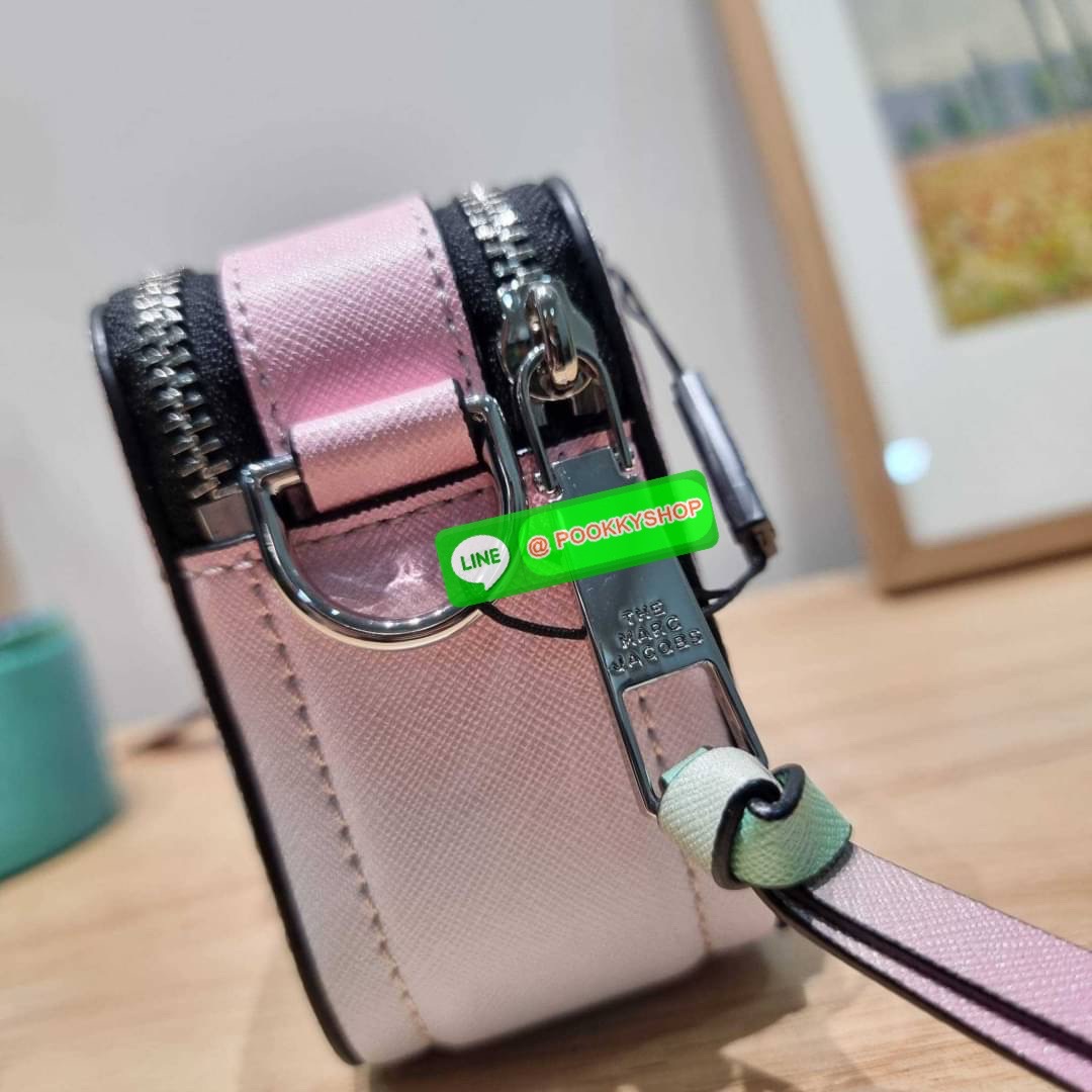 MARC JACOBS THE SNAPSHOT AIRBRUSH BAG สายหวานต้องมีแล้ว! ไอเท็มยอดฮิตที่โดดเด่นเป็นเอกลักษณ์ กับกระเป๋าสะพายข้างสุดปัง ลวดลายเพ้นท์สไตล์แอร์บรัช สวยละมุน เรียกได้ว่าไม่ซ้ำใคร!! วัสดุหนังวัว สวยอยู่ทรง เปิด-ปิดกระเป๋าด้วยซิป มีซิปหลัก 2 ช่อง แบ่งสัดส่วนไว้