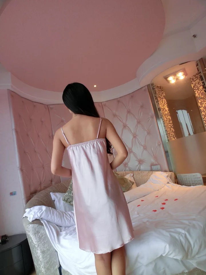 ชุดนอนผ้าไหม ชุดนอน ผ้าไหม แต่งปักลูกไม้ งานเกรด AAA สีชมพูอ่อน สวยหรูไสตล์คุณหนูหรูๆ แต่งลูกไม้ช่วงขอบอก ปลายแต่งริบบิ้นและลูกไม้ แบบคลาสสิคมีระดับมากๆคะ