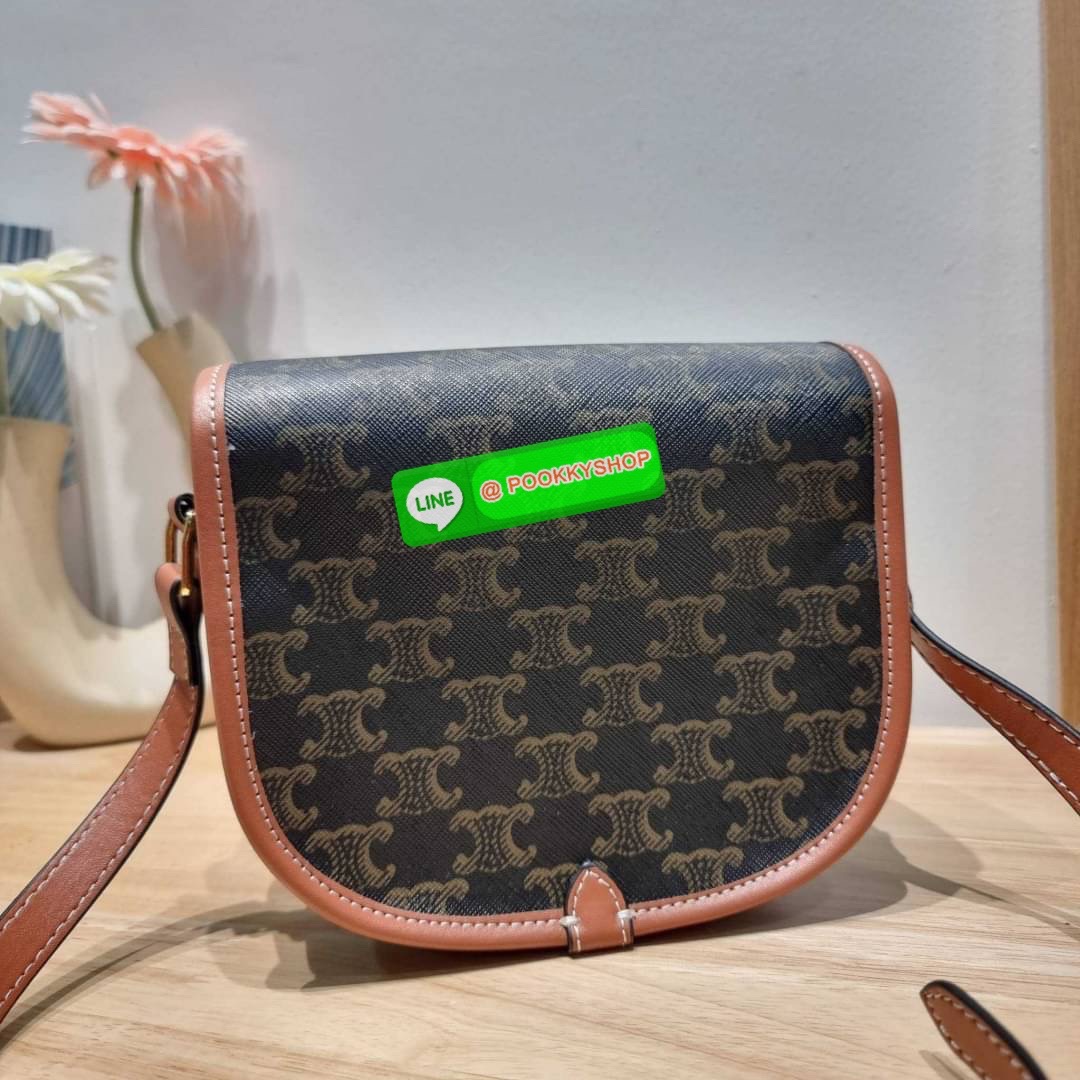 🔆 Model CELINE FOLCO SHOULDER BAG IN TRIOMPHE CANVAS 🔆 Details รุ่นยอดฮิต ขายดีไม่มีตก กับกระเป๋าสะพายข้าง ทรงสวยโดดเด่นเป็นเอกลักษณ์ ดีไซน์โค้งมนสวยงาม เปิด-ปิดกระเป๋าด้วยสายหนัง สายสะพายในตัว ปรับได้ ภายใรเป็นช่องโล่ง แบ่งสัดส่วนไว้อย่าง
