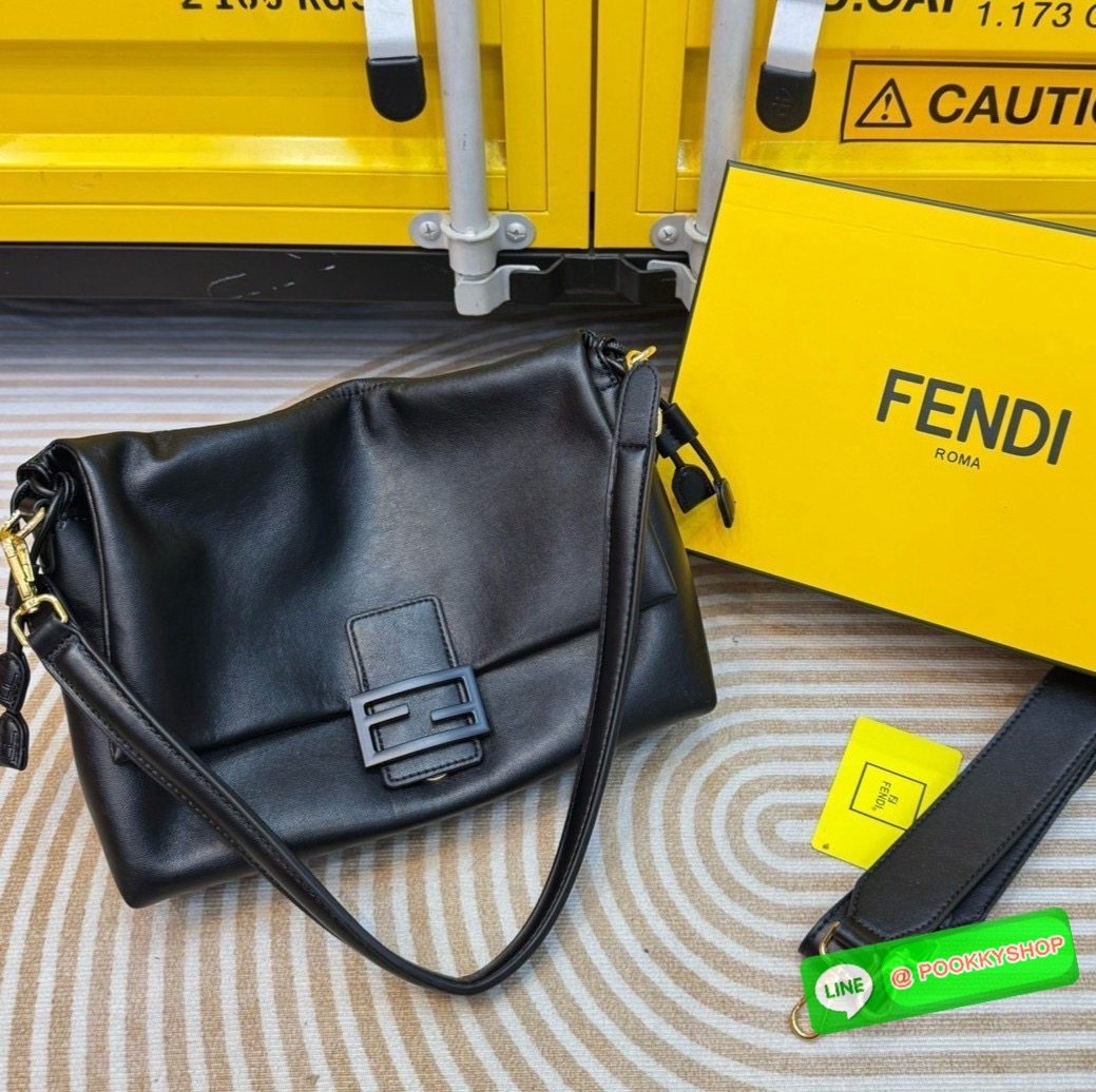 FENDI Mamma Baguette Bag กระเป๋าสะพายทรงสวย ดีไซน์เรียบง่ายคลาสสิค หรู ดูผู้ดี รูปทรงใช้งานง่าย หนังสวยสัมผัสนุ่ม ใหม่ล่าสุด รุ่นลิมิเต็ดที่สาวๆตามหา ภายในโล่งกว้าง เสิร์ฟให้ในราคาน่ารักๆ ของมันต้องมีแบบนี้ ก็ต้องตำได้แล้วน้าอย่าช้า อย่าพลาด!!