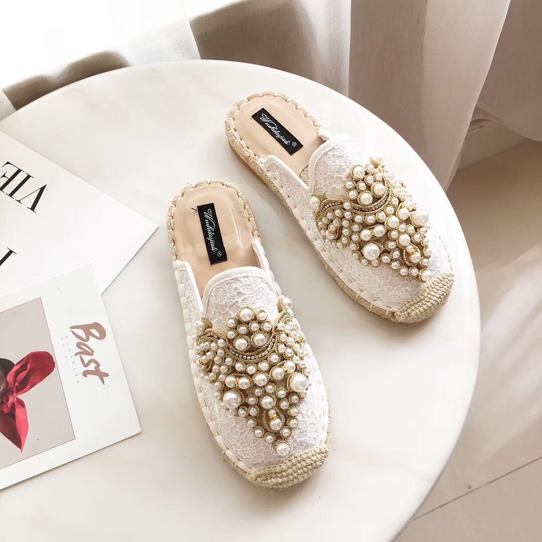 พร้อมส่งรอบ2 เลยจ้า รองเท้าเปิดส้น งานสวยๆพร้อมเสิร์ฟจ้า ตัวนี้ห้ามพลาด ร้องเท้าเปิดส้นผ้าลูกไม้อะไหล่มุขมาพร้อมเพชร งานสวยหรู งานเวอร์วังมากค่ะ รุ่นนี้ทรงสวยมาก แม่ค้าคอนเฟริม ห้ามพลาดเลยจ้าตัวนี้แนะนำ อย่าช้ารีบเลย