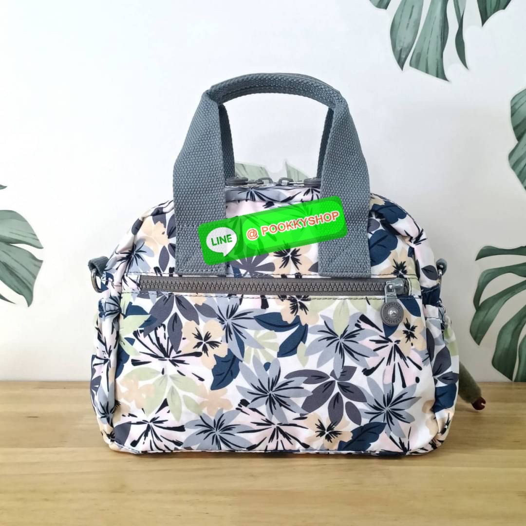 Kipling K1006 Handbag กระเป๋าถือหรือสะพาย วัสดุ Polyester 100% รุ่นใหม่ มีให้เลือกทั้งแบบเรียบ และ ลายน่ารัก มีช่องแยกด้านหน้า 2 ช่อง ช่องหลักโล่งกว้าง พร้อมช่อง pocket แยก 2 ช่อง ใช้งานได้ครบครัน สามารถสตางค์ใบยาวได้ ขนาดกำลังดี จะใช้ทำงาน ไปเรียน หรือ ถ