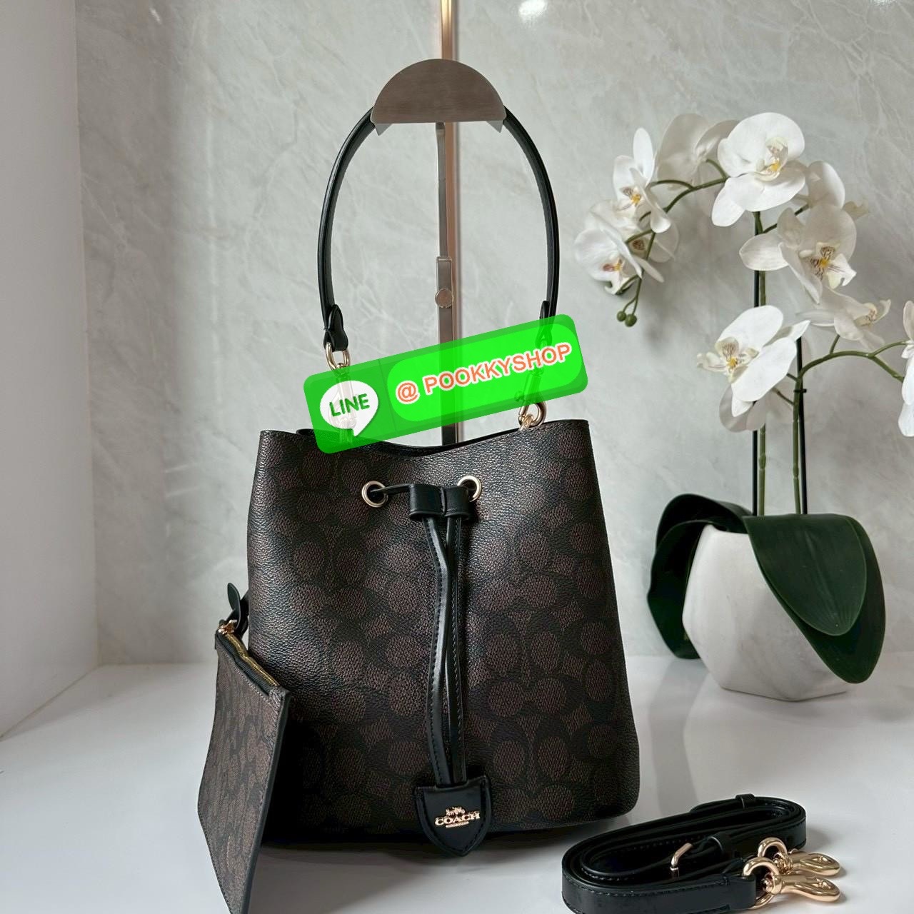 Coach Roan Bucket Bag Signature Canvas CBH07 กระเป๋าทรงบัคเก็ตใบเก๋ ดีไซน์คลาสสิก ลายซิกเนเจอร์สุดฮิต ใส่ได้ทุกโอกาส มาพร้อมสายสะพายปรับได้ ถอดได้ ใช้งานได้ทั้งสะพายไหล่ / crossbody / handheld