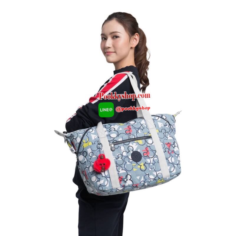 Disney's® 90 Years of Mickey Mouse Handbag 👍 รุ่น ART size L 👍กระเป๋าผ้าคิปลิงสะพายไหล่ได้ ครอสบอดี้ได้ มีสายยาวให้ 👍สามารถปรับสไตล์กระเป๋าได้2รูปแบบ เป็นtote หรือเก็บหูกระเป๋าก็ได้ 👍ช่องใหญ่ใส่ของได้จุ เปิดปิดด้วยซิป