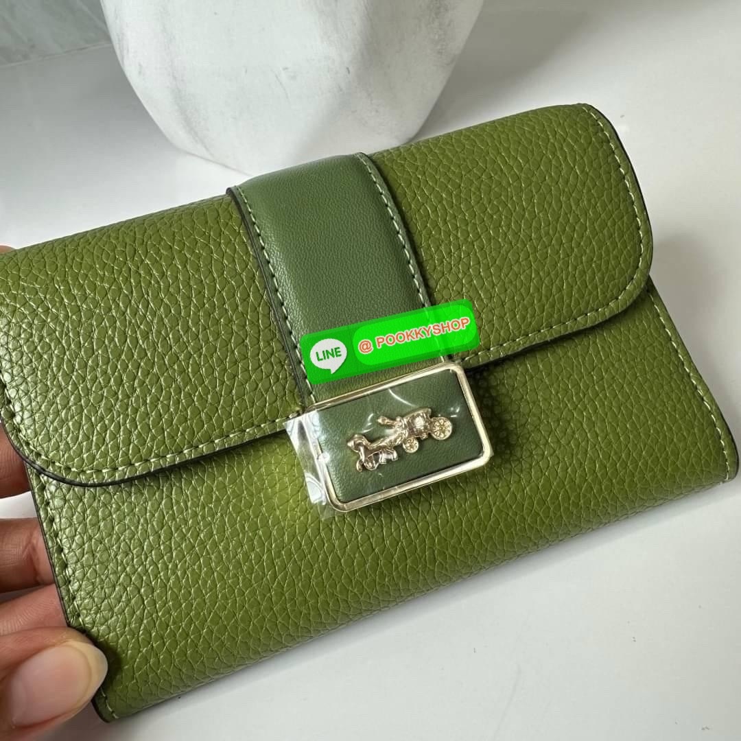 Coach Medium Grace Wallet (Cl421) 🔖กระเป๋าสุดหรูใบกลาง ขนาดกำลังดีกระทัดรัด 🔖วัสดุ : pebble leather 🔖ภายในมีช่องใบบัตรเครดิต 6 ช่อง มีช่องใส่เหรียญแยก สามารถใส่ธนบัตรแบงค์พันได้คะ