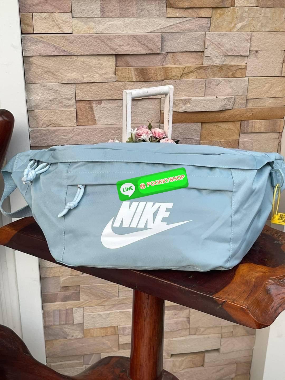 Nike Tech hip pack กระเป๋าคาดเอว Nike Tech รุ่นใหม่ชนช้อป!! ให้คุณหยิบใช้อุปกรณ์กีฬาและพกพาได้อย่างง่ายดาย พร้อมโดดเด่นด้วยกระเป๋าซิป 2 จุดสำหรับเก็บสิ่งของ และสายกระเป๋าแบบปรับได้เพื่อให้แนบกับลำตัว ใช้งานได้คล้องตัว ใส่ของได้จุสมใจเลยคร้า