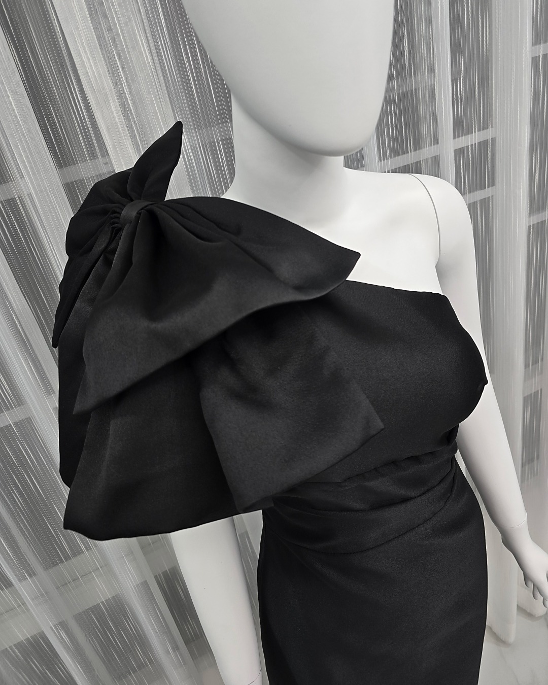 เดรสแฟชั่น เดรสเสื้อไหล่เดียวแขนกุด กระโปรงยาวทรงตรง แต่งโบว์ไซส์ใหญ่ที่ไหล่ขวา