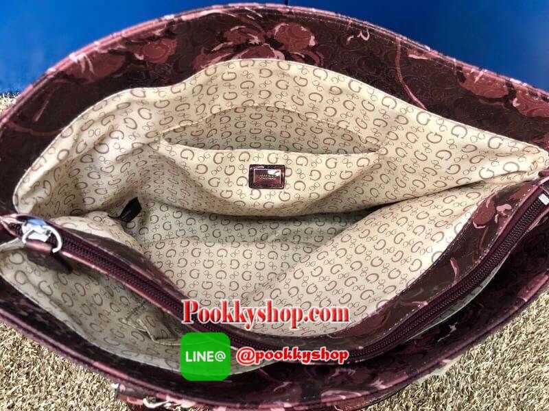New Rare item !!! GUESS LOS ANGELES TOTE BAG พร้อมส่ง สินค้าหายากค่ะ !!! กระเป๋าถือทรง Tote วัสดุหนังนิ่มมือมากค่ะ ตัวกระเป๋าพิมพ์ลาย signature brand ทั้งใบ เพิ่มความหรูด้วยอะไหล่โซ่มาให้ที่ด้านหน้า ปากกระเป๋ากว้าง ภายในกระเป๋าแบ่ง3ช่องใหญ่ แต่ละช่องกว้าง