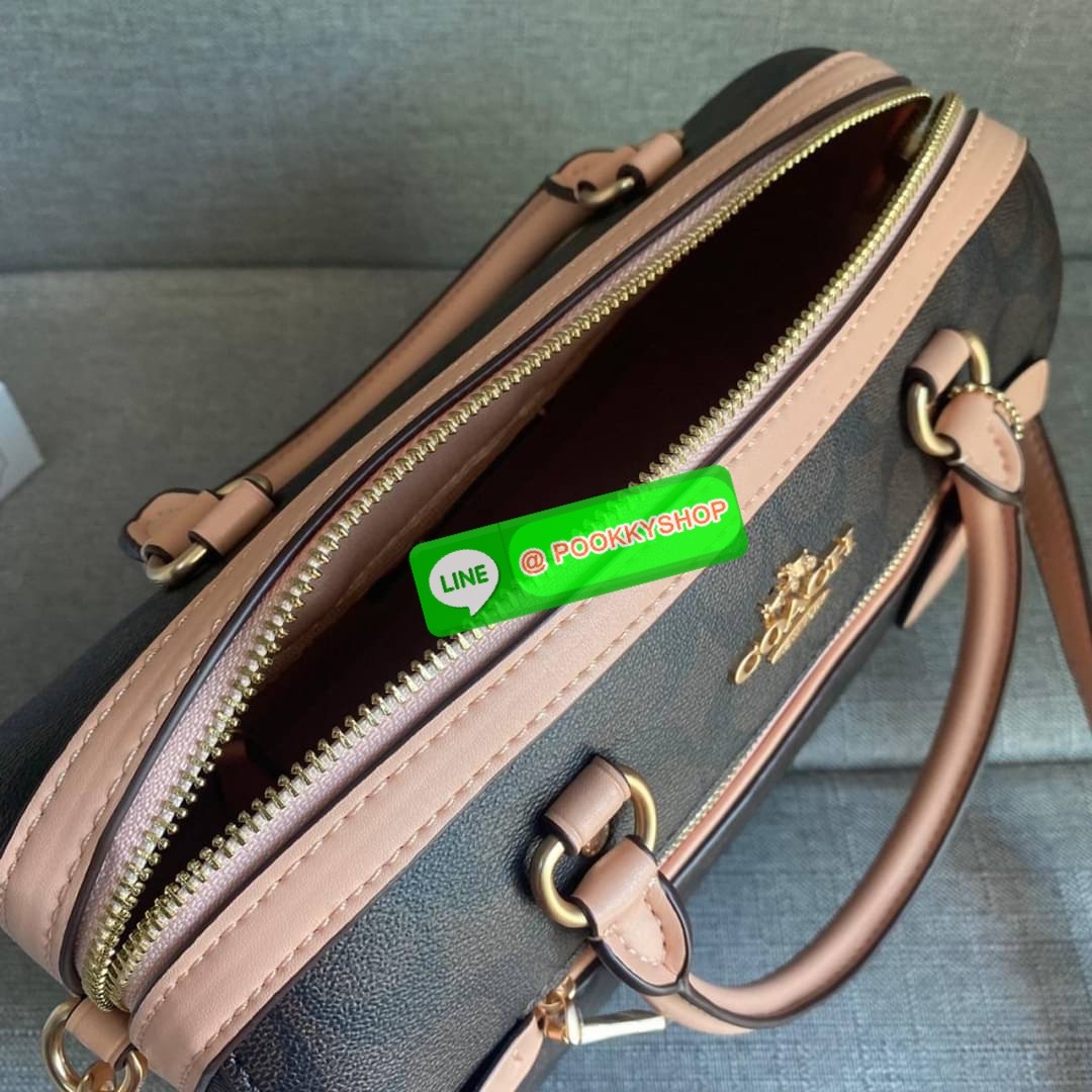 COACH ROWAN SATCHEL IN SIGNATURE CANVAS (COACH F83607) เป็นอีกรุ่นมาแรงสุดๆ ร้อนแรงไม่เบา โดดเด่นอย่างลงตัวกับรุ่นนี้ หมอน 10" รุ่นมีช่องซิปด้านหน้า สามารถแยกเก็บของสำคัญๆได้อย่างเป็นสัดส่วน สำหรับใครที่ชอบกระเป๋าที่จุของได้เยอะๆ รุ่นนี้ตอบโจทย์ได้เล