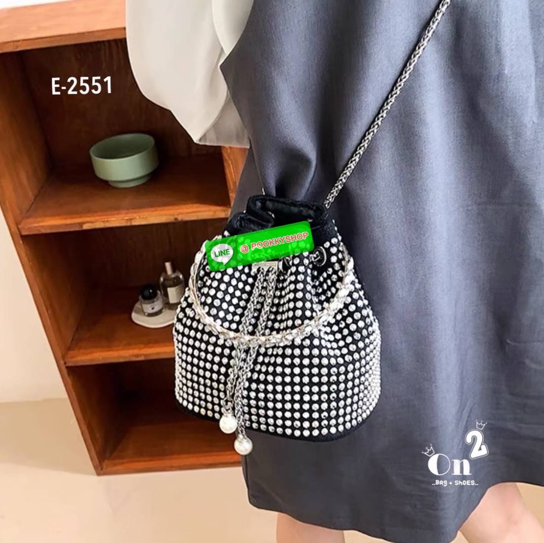 New arrivals 👜👜กระเป๋าแฟชั่นมาใหม่ ทรงขนมจีบ เปิดปิดแบบหูรูด วิ้งๆ น่าใช้มากค่ะสายสะพายโซ่แบบ Cross body จับจองกันเลยคร่าสาวๆไม่มีไม่ได้แล้ว สวยทุกสีคร่า