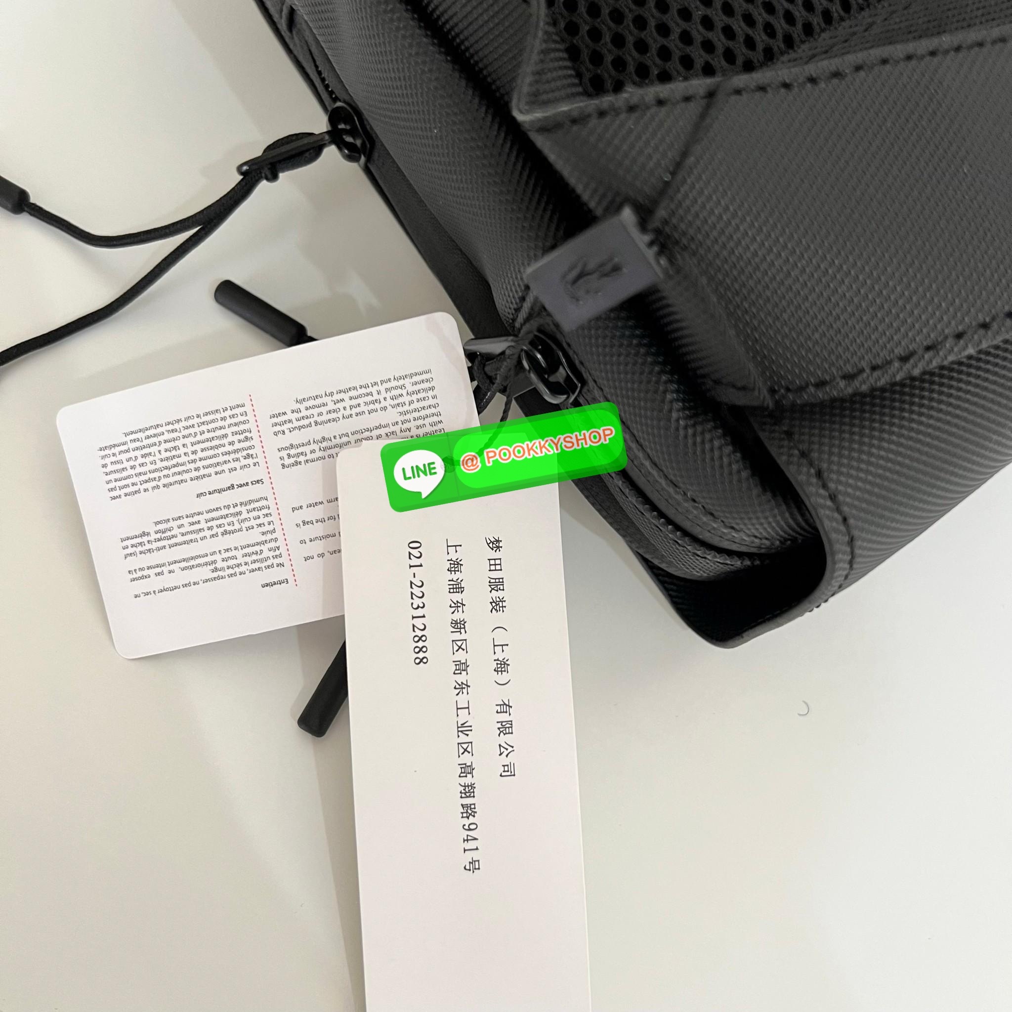 Men's L.12.12 Clipped Flap Adjustable Shoulder Strap Small Pouch วัสดุ PVC คุณภาพดีตามแบบฉบับแบรนด์ น้ำหนักเบา กันน้ำ ด้านหน้ามีโลโก้เหล็ก ฝาเปิดปิดด้วยคลิปล๊อค 2 ด้าน ช่องหลัก ด้านในมีช่องซิปพร้อมหัวซิปแบรนด์ ใส่กระเป๋าสตางค์ใบยาว ipad มือถือ ของจุก