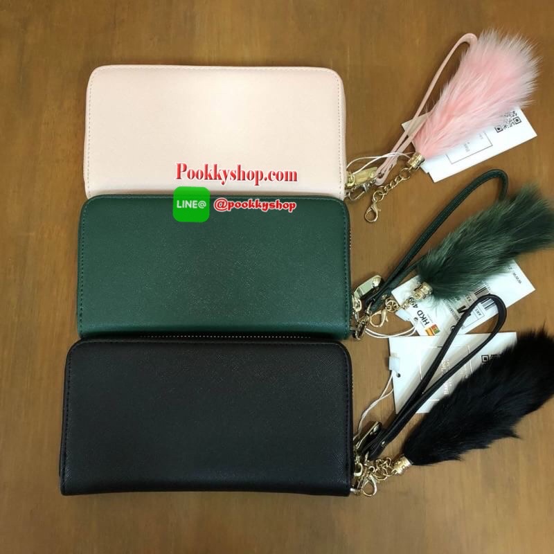 ZARA SAFFIANO BAG กระเป๋าสตางค์ทรงยาว รุ่นฮิต สวยเว่อร์ หนังsaffiano เปิดปิดด้วยซิปรอบ อะไหล่ทองสุดหรู มีพู่ฟรุ้งฟริ้งและสายคล้องมือ พร้อมด้วยถุงผ้าจากช็อป ภายในมีช่องซิปตรงกลางและช่องเสียบบัตร คล้องมือถือเป็นคลัชท์ก็งามคะ Don't missคร้า