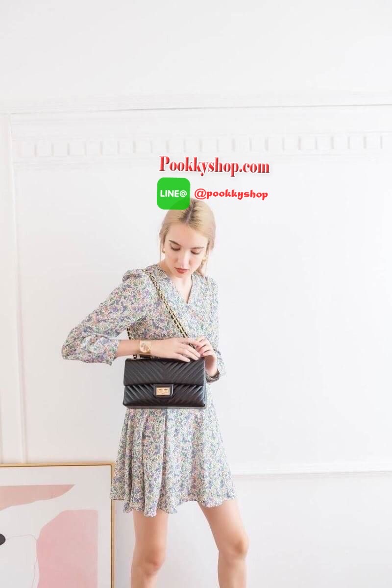 มาเพิ่มละค่า งาน Best Seller พร้อมสีใหม่สวยๆ มาให้เลือกเพิ่มอีก 2 สี !! KEEP รุ่น shoulder chevron chain handbag สวย หรู มากๆ เลยน๊า กระเป๋าอยู่ทรง หนังตัวใหม่ Microfiber สวย ทนกว่าเดิม ตัวกระเป๋าเย็บประณีต สายโซ่ปรับ สั้น ยาวได้คะ ภายในสีแดง มีช่องใส่ของ