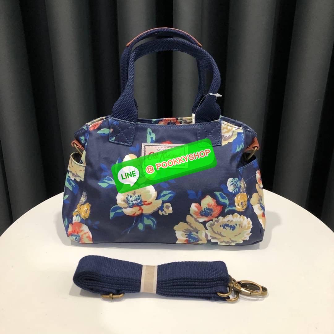 Cath Kidston Mini day Bag กระเป๋าถือหรือสะพายสุดชิค เหมาะสำหรับใช้สะพายในวันทำงานหรือวันสบายๆ เก็บของใช้ระหว่างวันได้เยอะค่ะ เปิด-ปิดด้วยซิป ด้านในมี 1ช่องใหญ่ ช่องซิป 1ช่องและช่องเล็กให้แยกเก็บมือถือของจุกจิก สวยคุ้มมากๆ มีหูจับ มาพร้อมสายสะพายยาวปรับระด