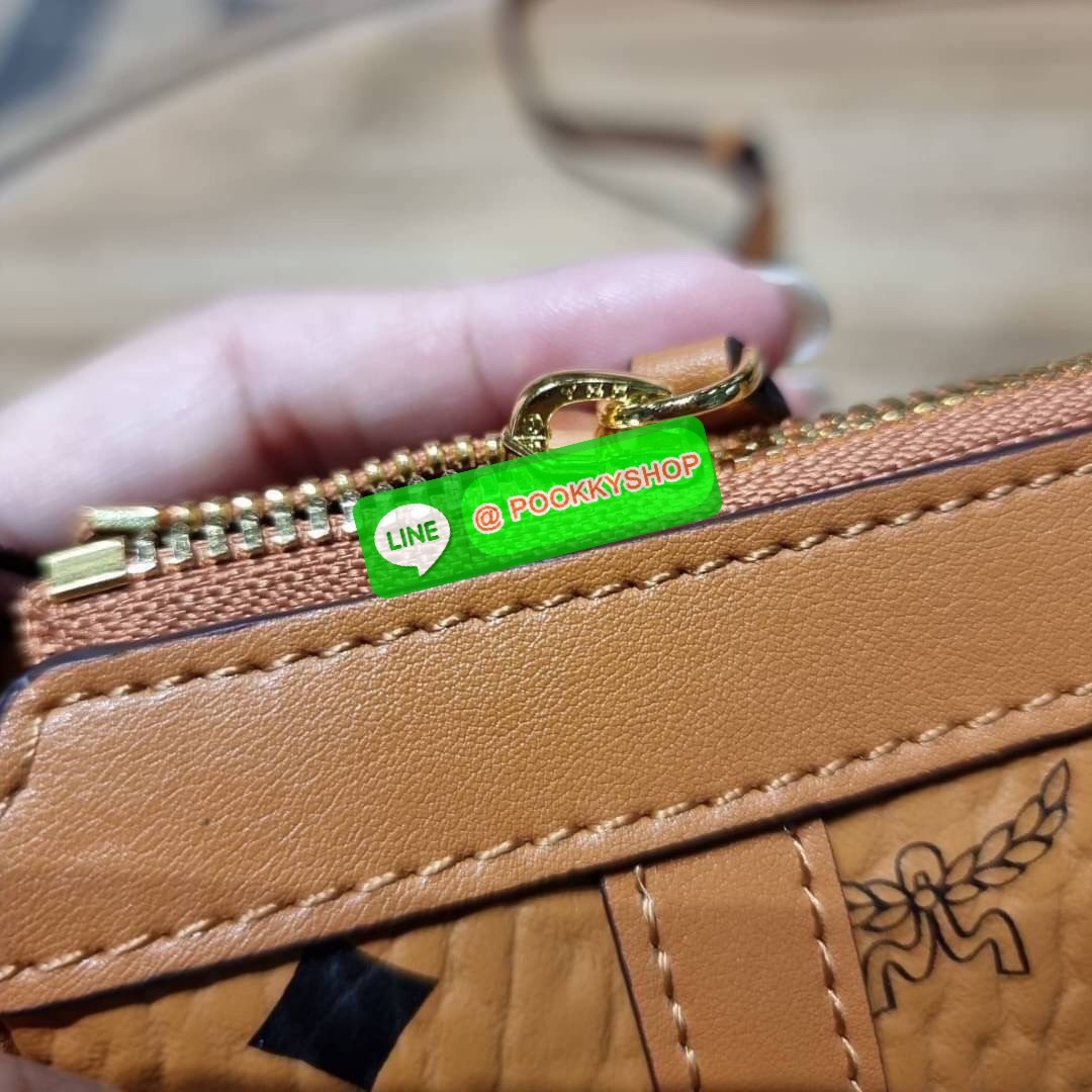 MCM MINI DELMY SHOULDER BAG จัดหนักจัดเต็ม!! ที่สุดของรุ่นที่ฮอตหนักมาก คอลเลคชั่นที่ยอดขายดีตั้งแต่วันแรกที่ลง shop ด้วยรูปทรงที่กะทัดรัด ตอบโจทย์ได้ทุกลุค ทุกไลฟ์สไตล์ ใช้งานได้ง่ายคล่องตัว กระเป๋าสะพายทรงพอช ที่มาพร้อมสายโซ่คล้องด้านหน้า และสายหนังครอส
