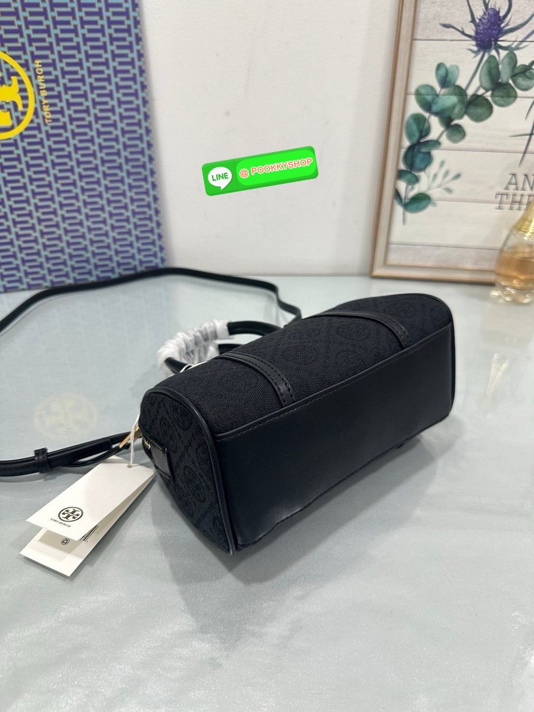 💙ToryBurchMiniBostonBag 🖤💫 • รุ่น: Mini Boston Bag จากแบรนด์ Tory Burch — ลักษณะทรง Boston น้ำหนักเบา มีหูจับด้านบน + สายสะพายแบบปรับได้ในบางรุ่น ใช้หนังหรือผสมวัสดุต่างๆ ตามรุ่นย่อย.