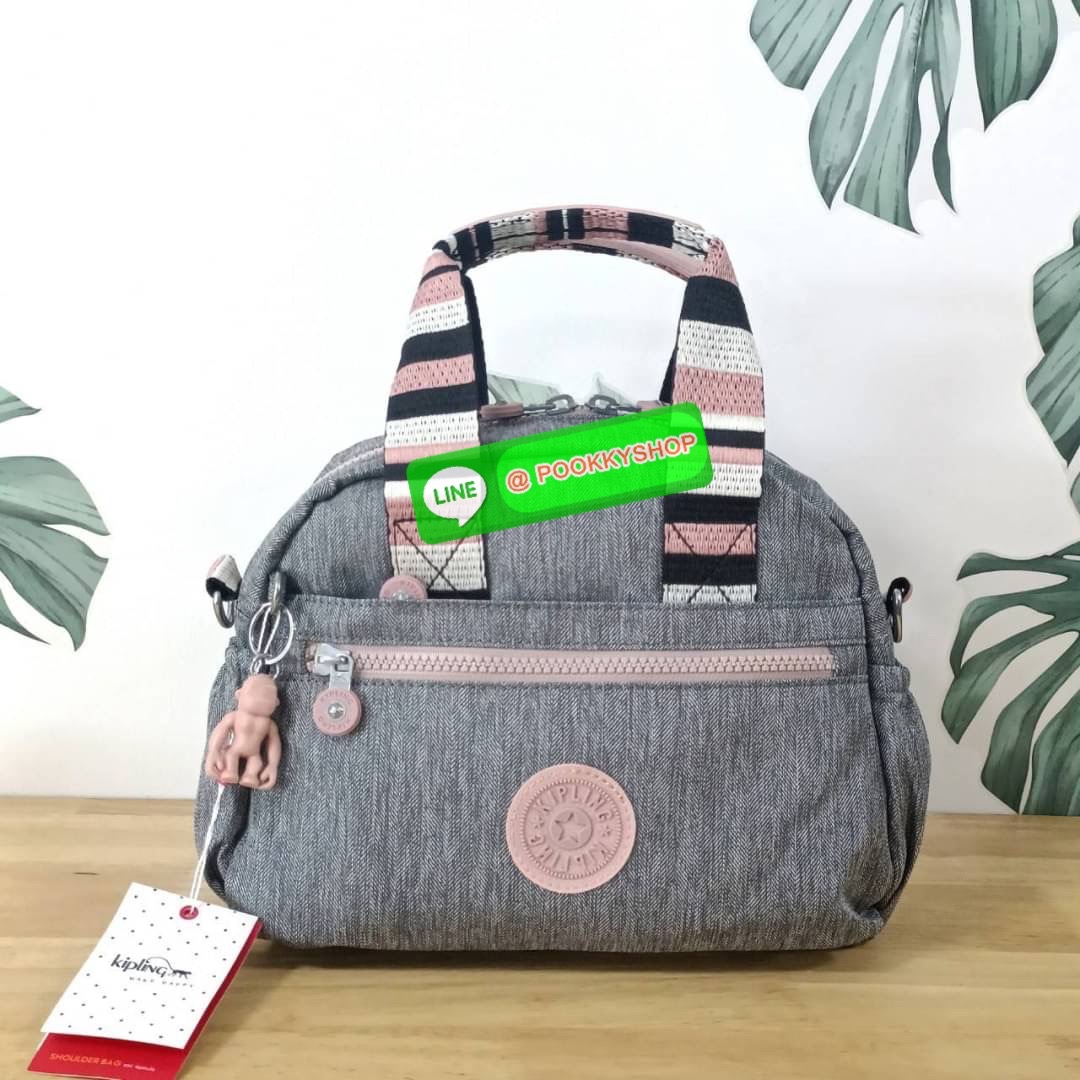 Kipling K1006 Handbag กระเป๋าถือหรือสะพาย วัสดุ Polyester 100% รุ่นใหม่ มีให้เลือกทั้งแบบเรียบ และ ลายน่ารัก มีช่องแยกด้านหน้า 2 ช่อง ช่องหลักโล่งกว้าง พร้อมช่อง pocket แยก 2 ช่อง ใช้งานได้ครบครัน สามารถสตางค์ใบยาวได้ ขนาดกำลังดี จะใช้ทำงาน ไปเรียน หรือ ถ